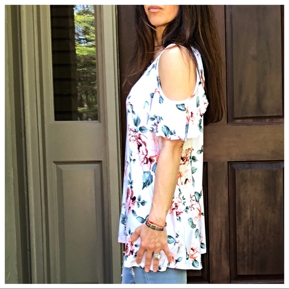 ✨CLEARANCE SALE ✨Floral cold shoulder top - Picture 7 of 8